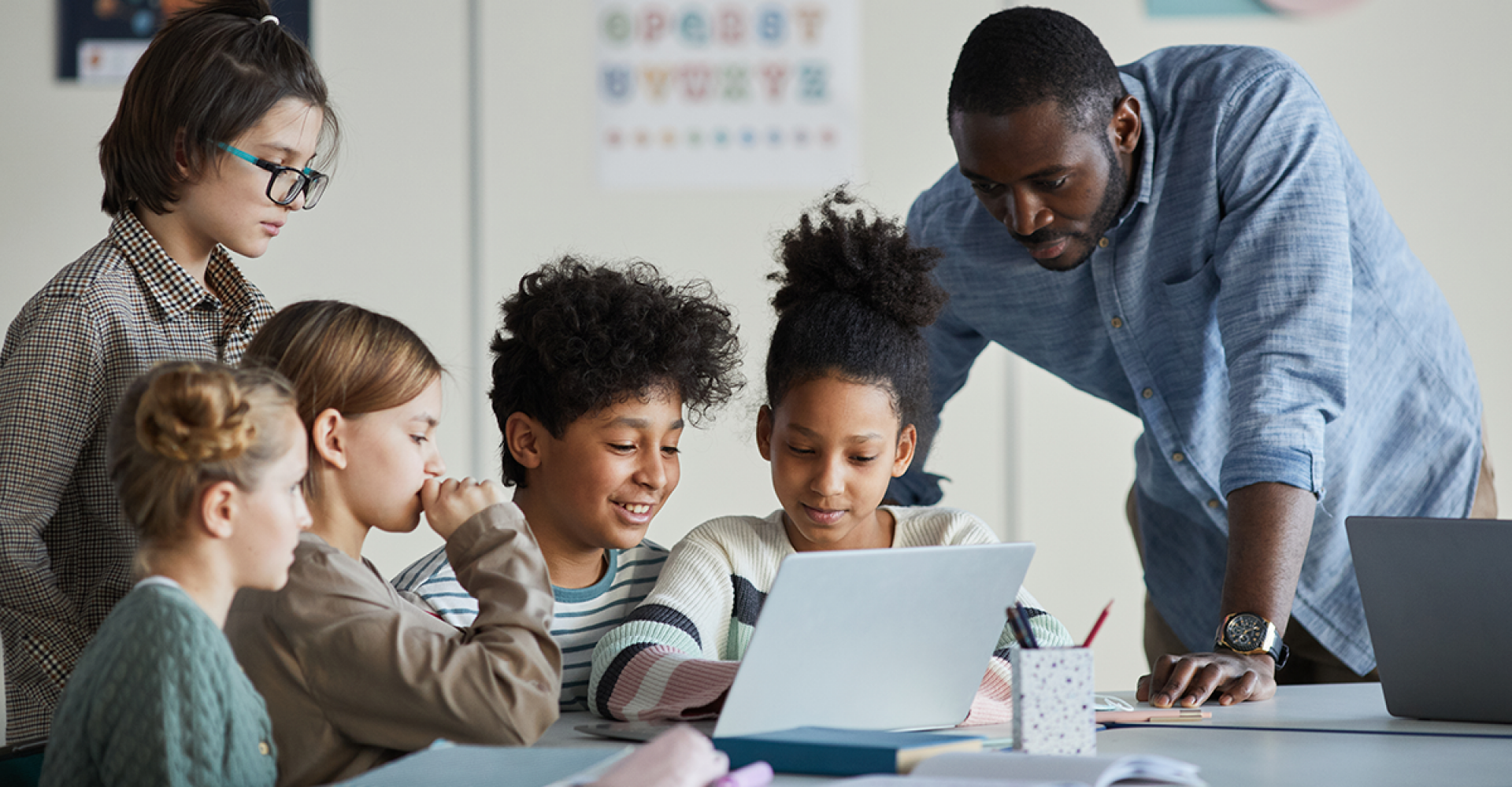 Ensino híbrido: o que é e como aplicar na sua escola
