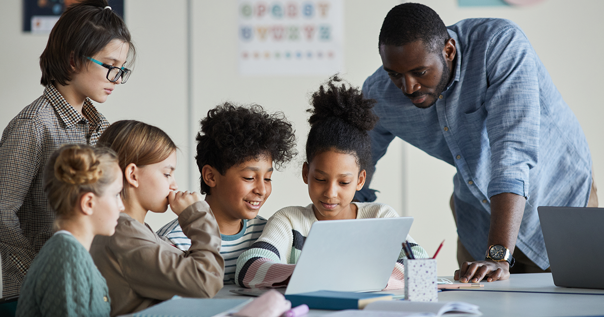 Ensino híbrido: o que é e como aplicar na sua escola