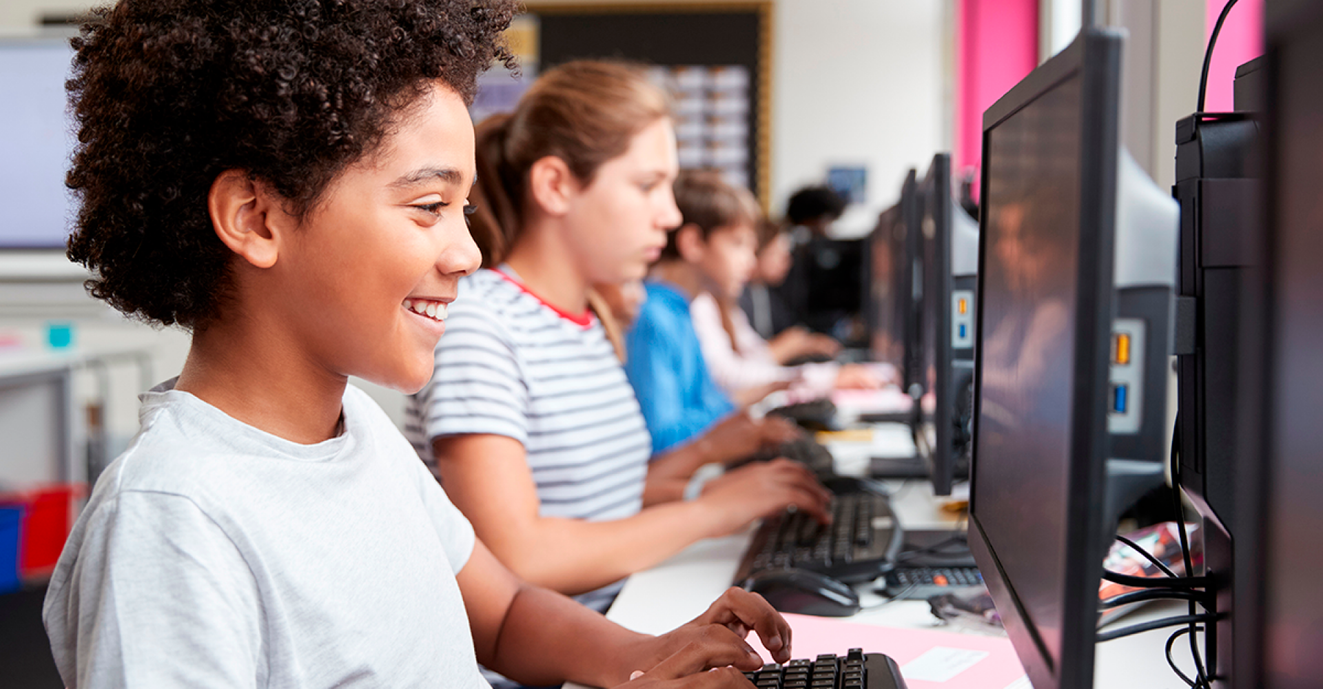 Como a Ascenty atua na implementação da tecnologia educacional